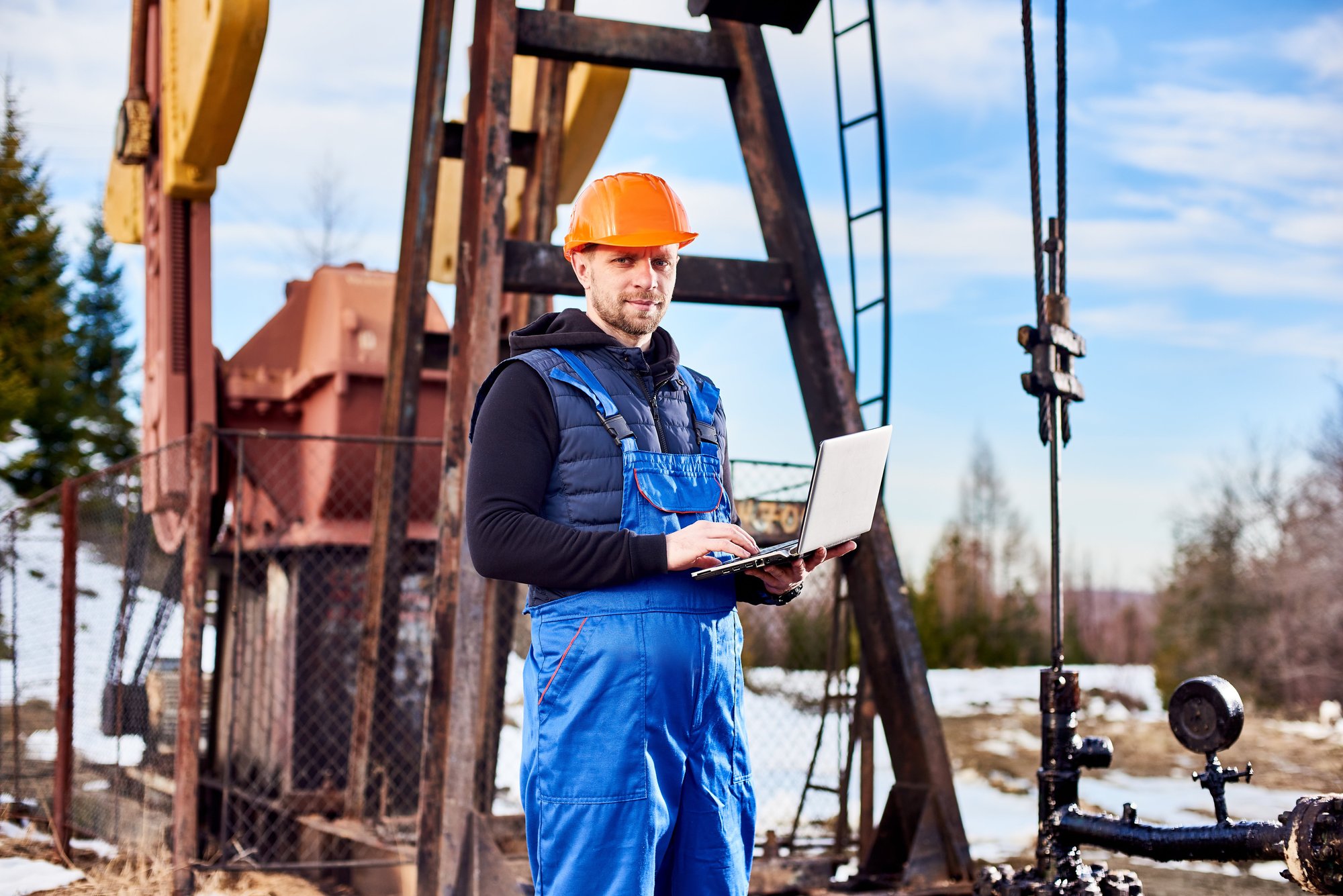 oil-rig-laptop[used-on-oil-gas-page]