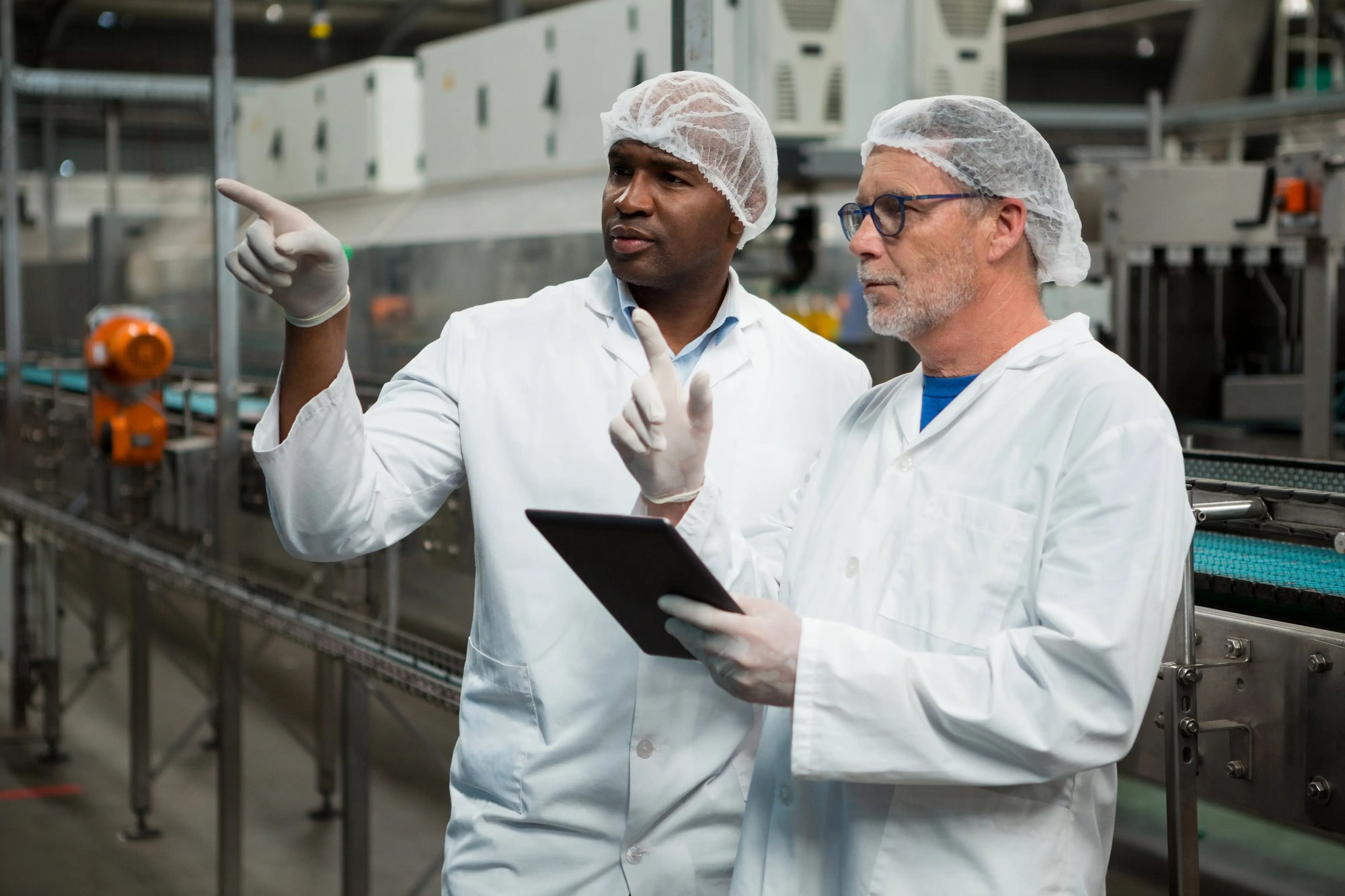 Vertical-Chemicals-travailleurs avec tablette