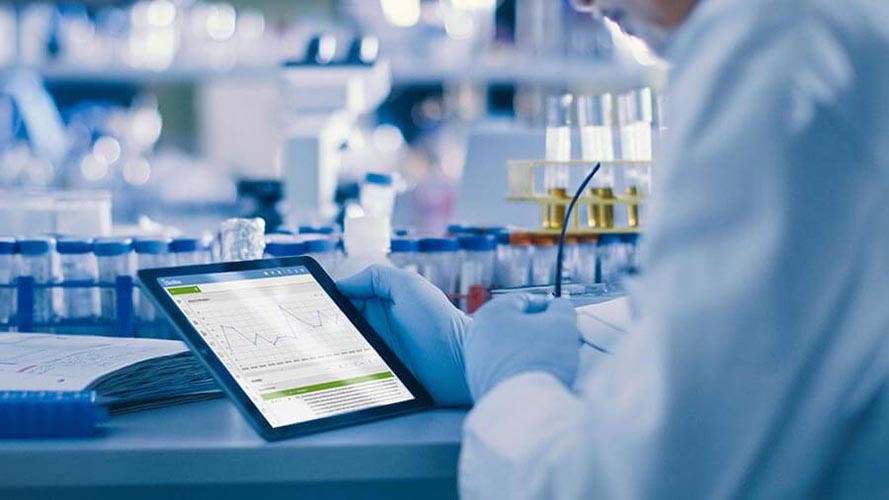 Laboratories-Employee-with-BizzMine-tablet