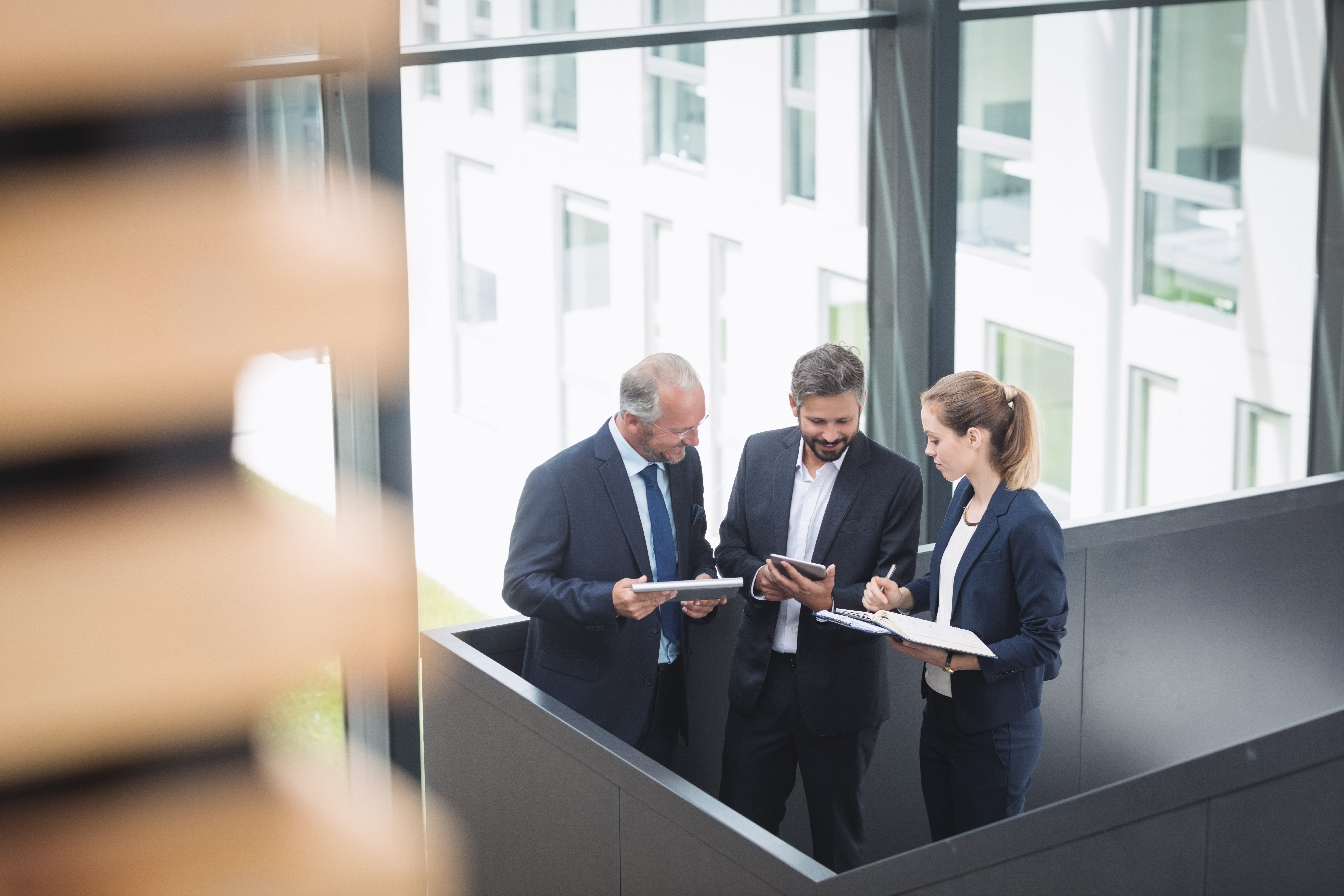 hommes d'affaires-discussion-bureau