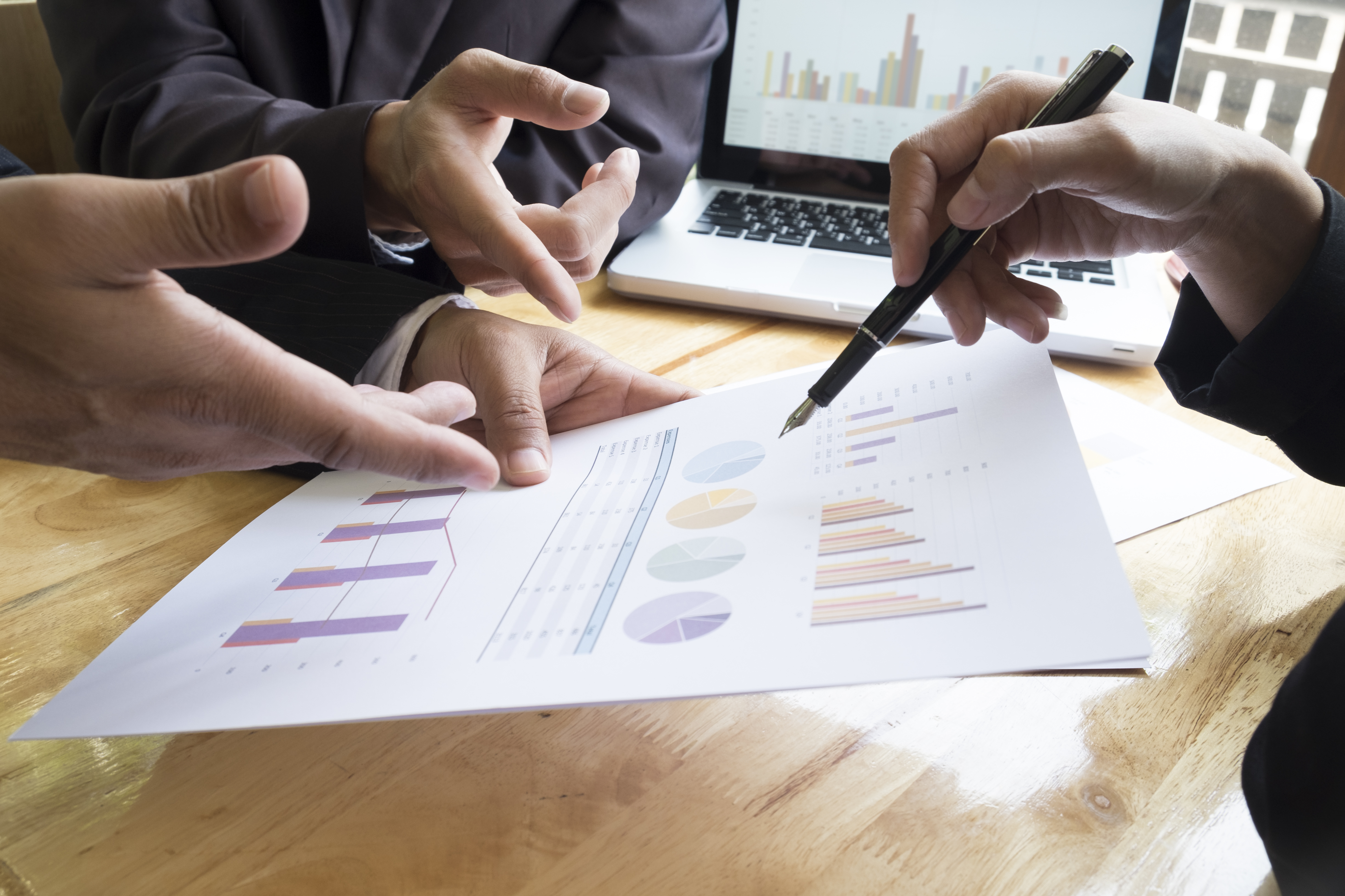 pad-touching-results-tablet-meeting-solution